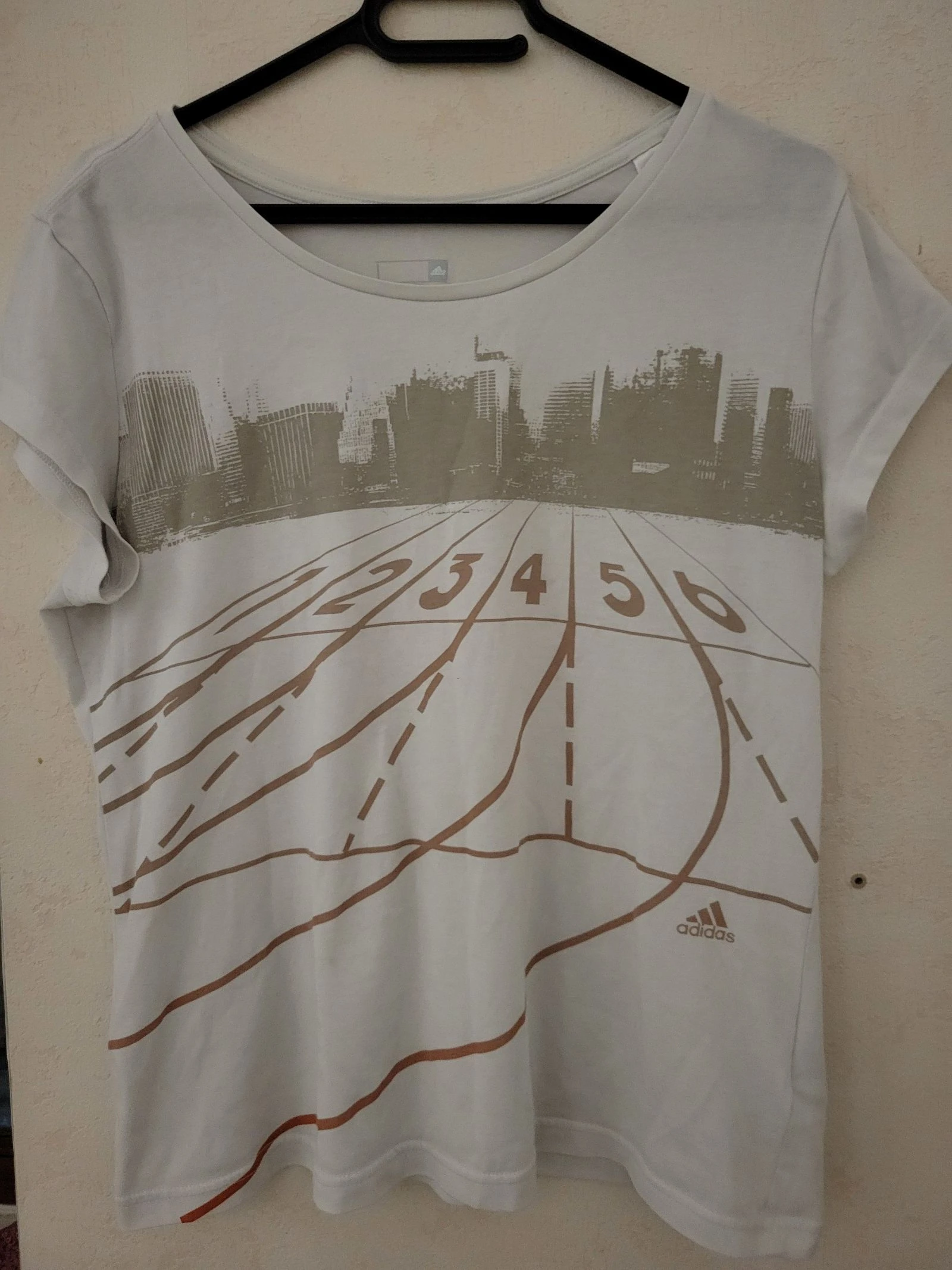 T-shirt Adidas Climalite – Motif Piste d'Athlétisme & Skyline – Taille L